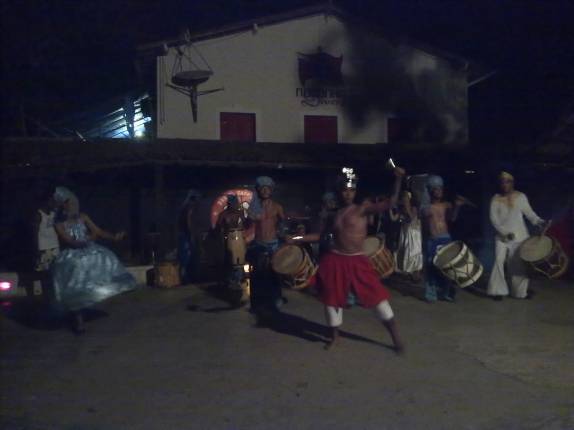 Apresentação de Maracatu no Bar do Cachorro, em Fernando de Noronha - PE
